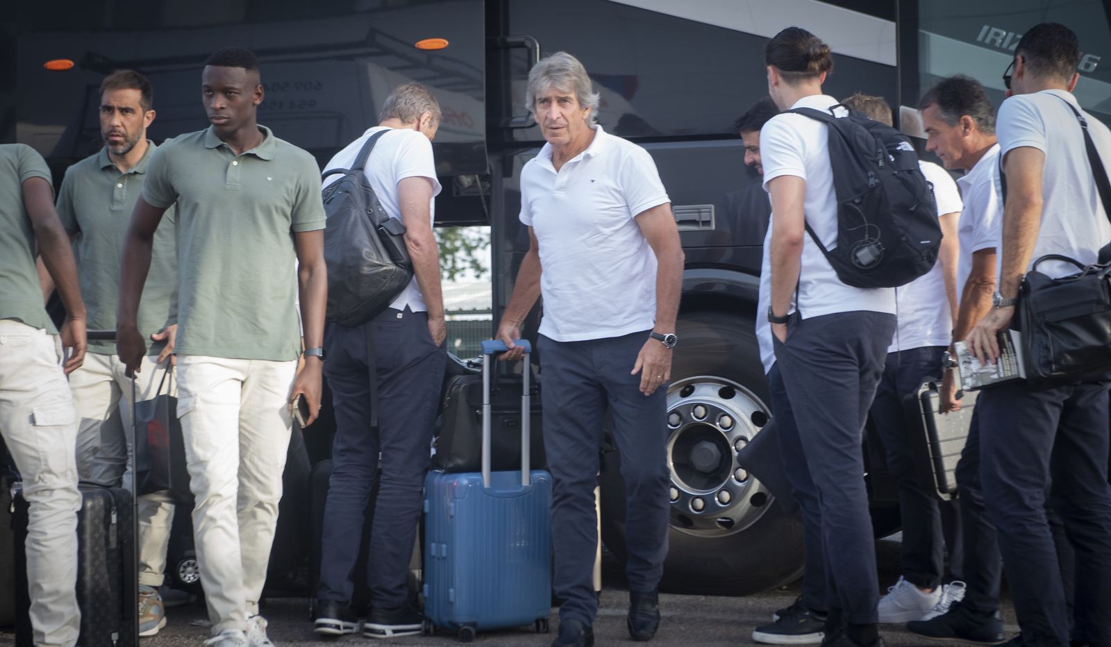 Imágenes del Real Betis en el aeropuerto de Sevilla rumbo a Roma