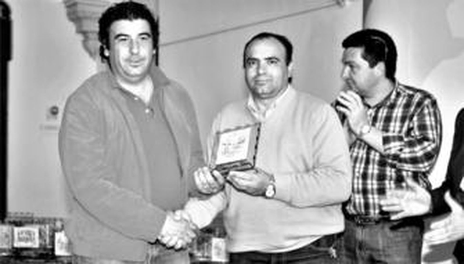 Uno de los avicultores ganadores del concurso de Avicor recibe su trofeo durante la jornada de clausura.