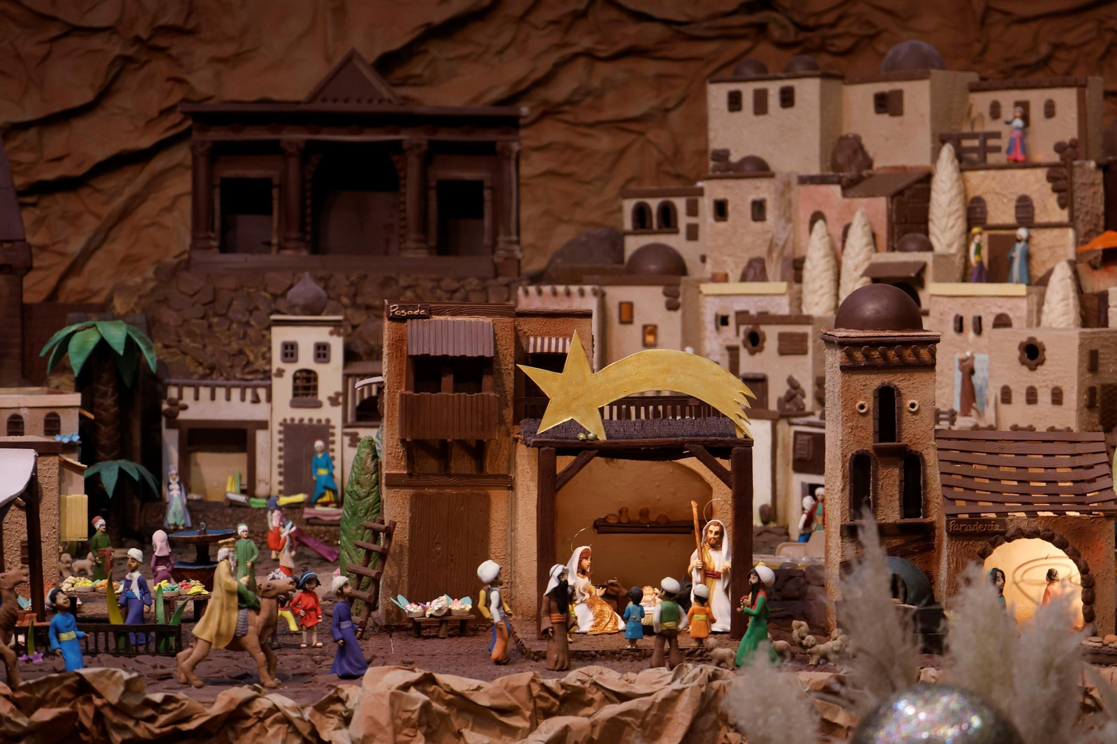 La escena del nacimiento de Jesús, en el belén de chocolate de Rute.