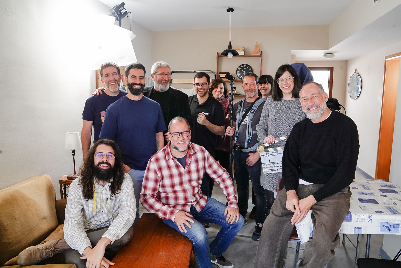 Almudena Morales con David del Águila, Daniel Albaladejo y el equipo de rodaje.