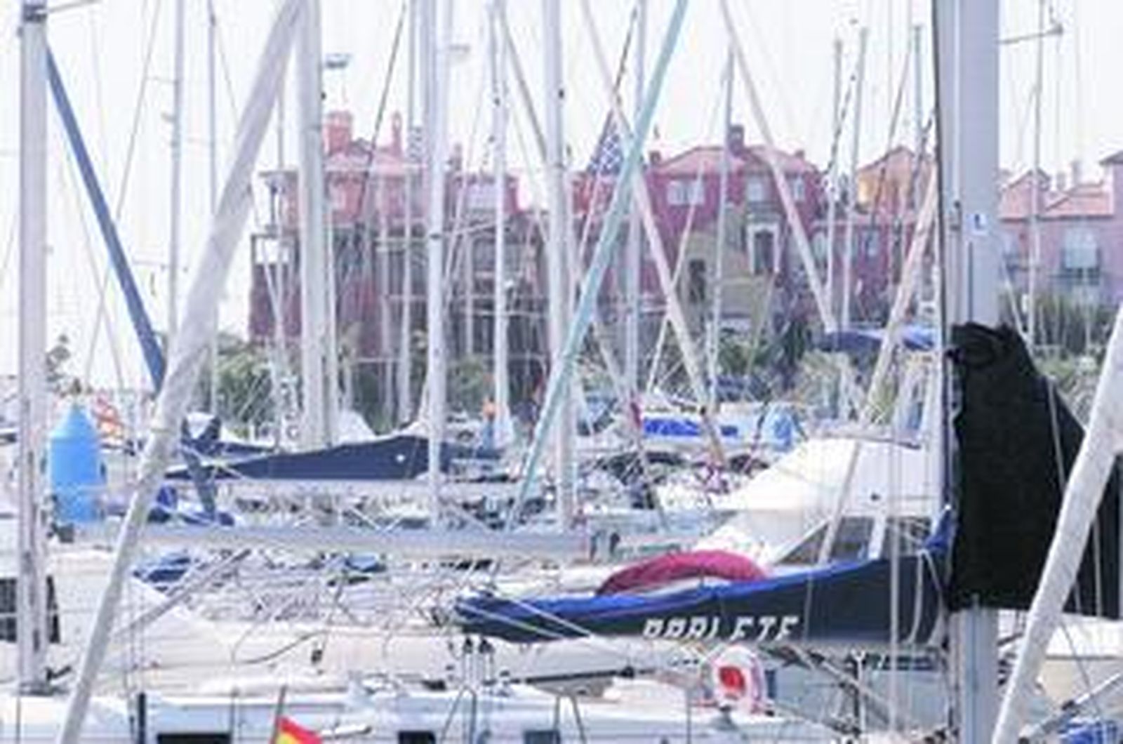 Las nuevas tarifas que aplicará Puerto Sherry en sus amarres beneficiará especialmente a los yates de grandes esloras.