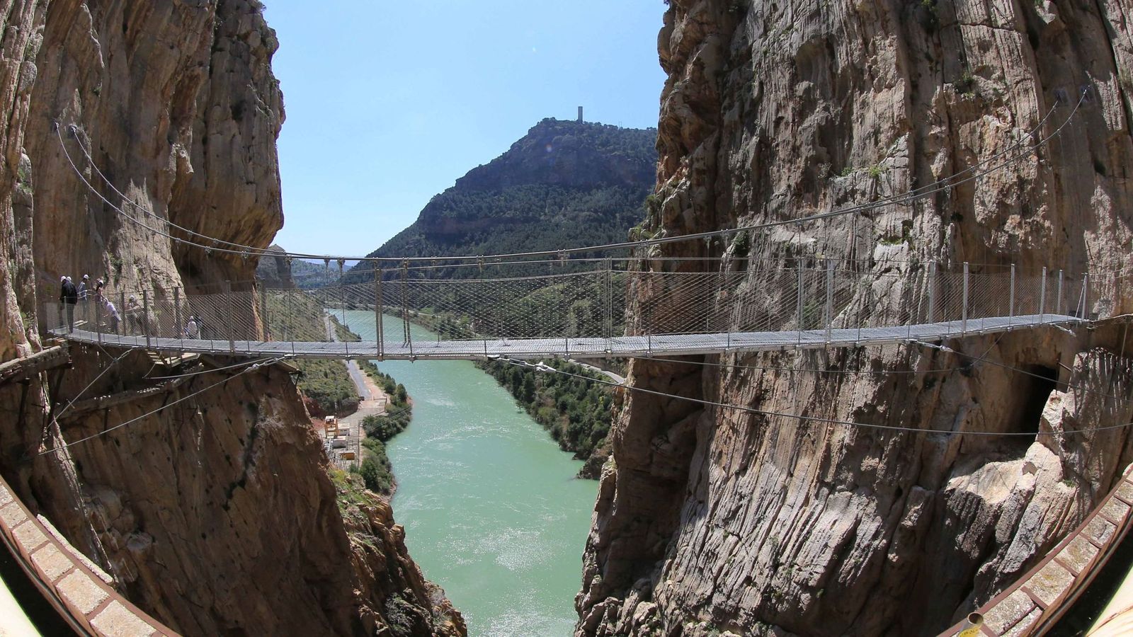 Pasarela del Caminito del Rey sobre el desfiladero de los Gaitanes, uno de los recorridos naturales más espectaculares del sur de España.