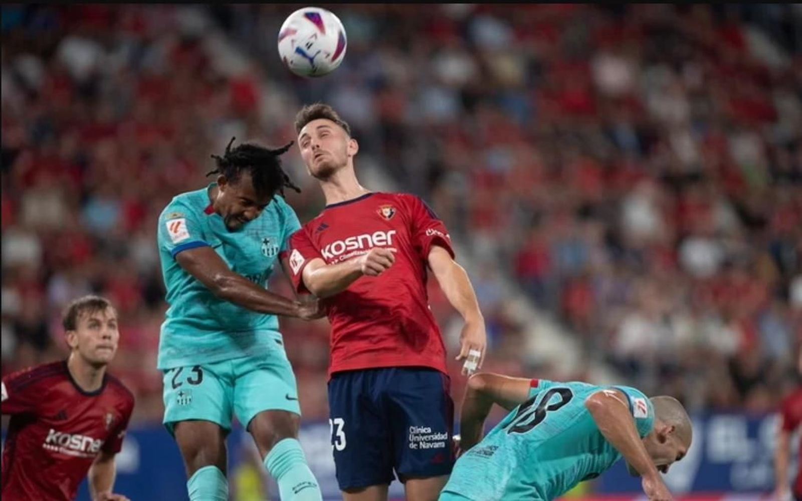 Raúl García de Haro gana en el salto al barcelonista Koundé en un saque de esquina.