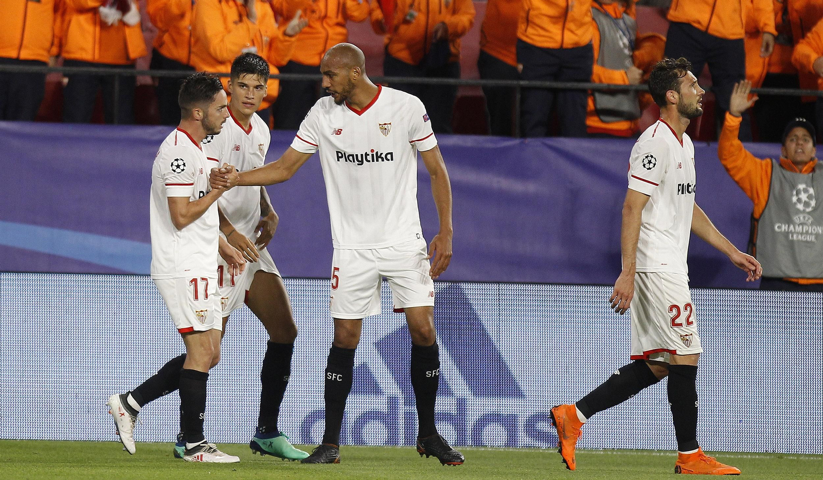 N'Zonzi, en presencia de Correa, felicita a Sarabia tras marcar el 1-0.