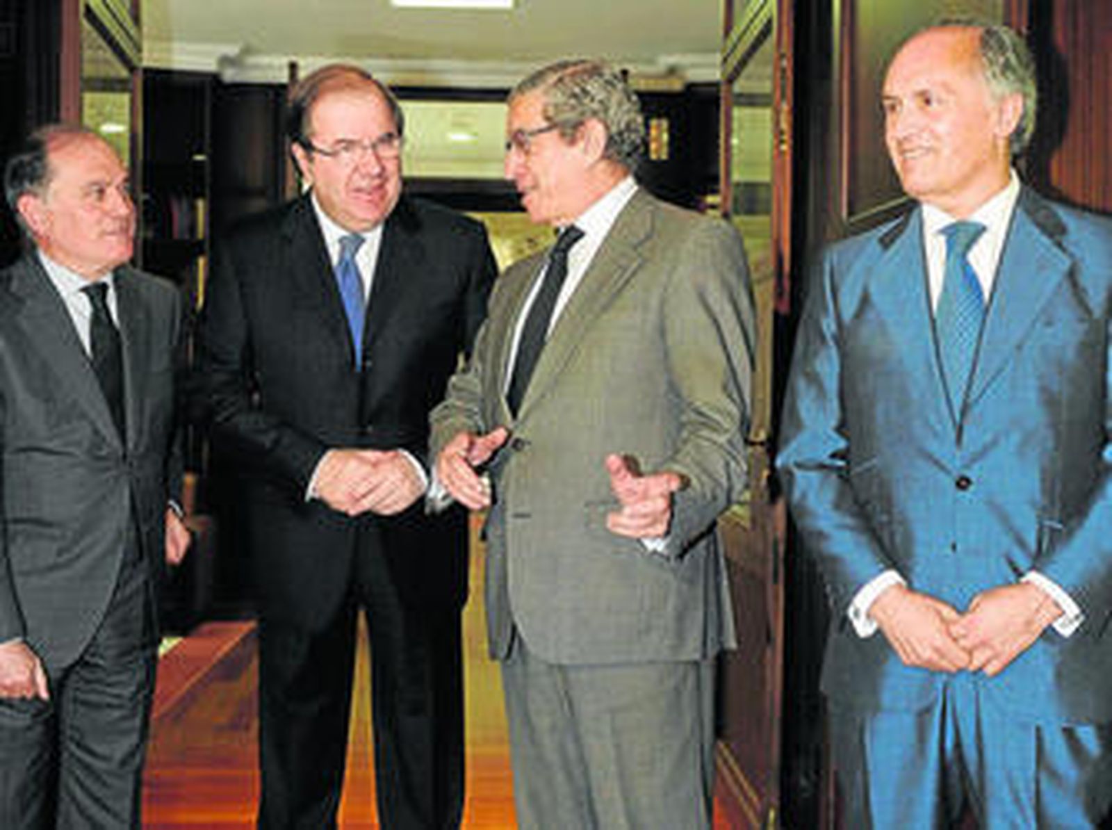 Reunión en mayo de este año en Valladolid entre los presidentes de Unicaja y Caja España, y el presidente de Castilla León.