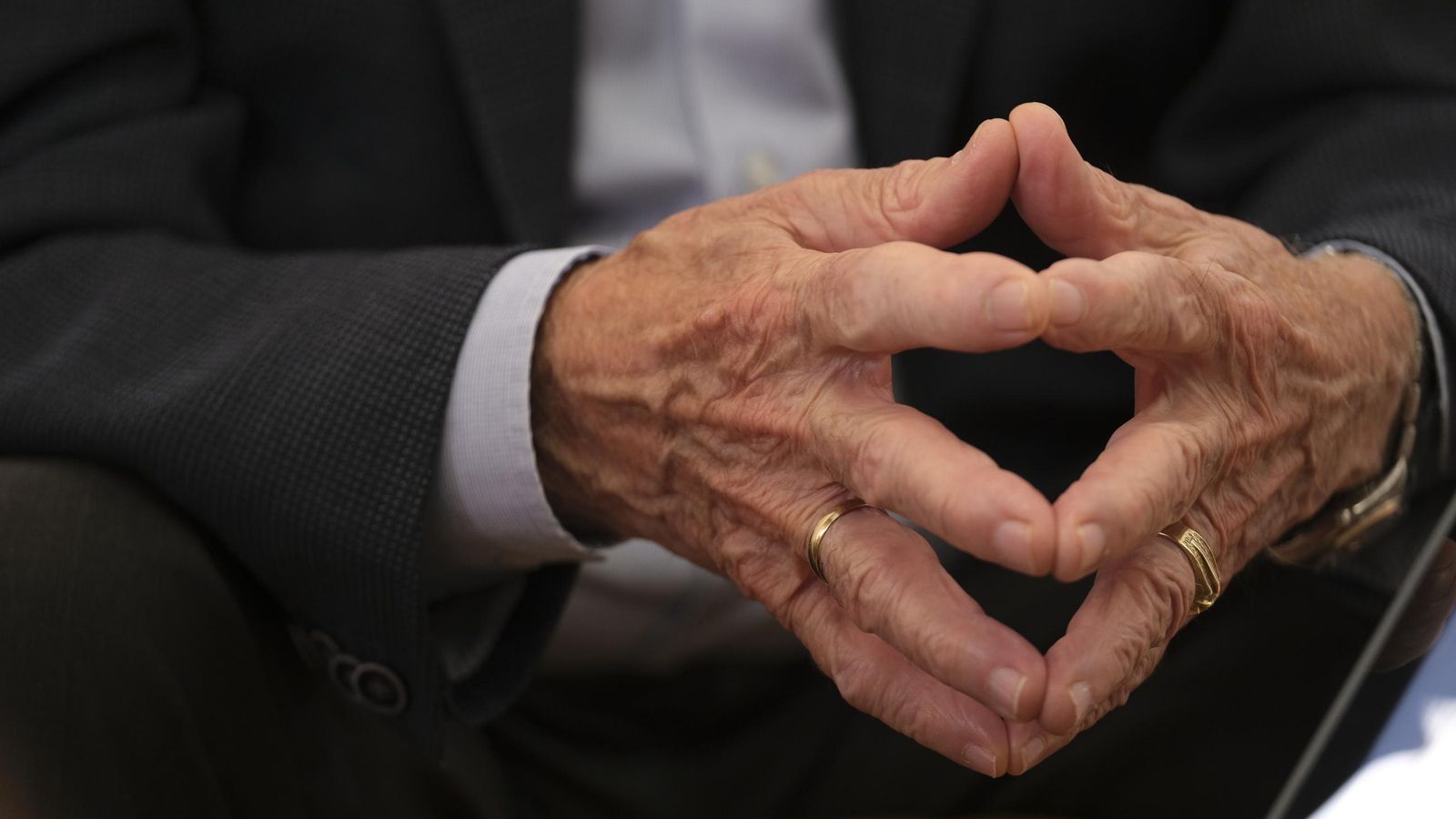 Primer plano de las manos de Gabriel Amat, las que han dirigido Roquetas durante 30 años.