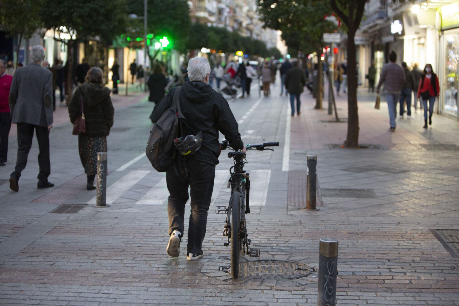 Numerosas personas en la calle Asunción, en Los Remedios.
