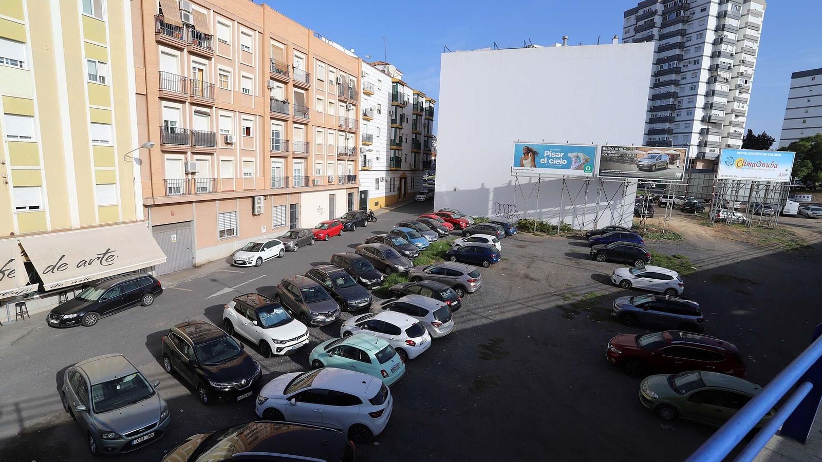 Uno de los pocos espacios para aparcar. Uno de los pocos espacios para aparcar.