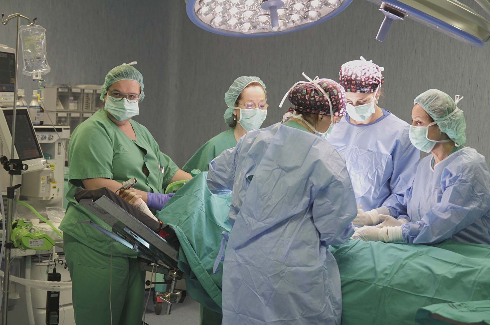 Médicos y enfermeros del SAS durante una operación en el Hospital Infanta Elena de Huelva.