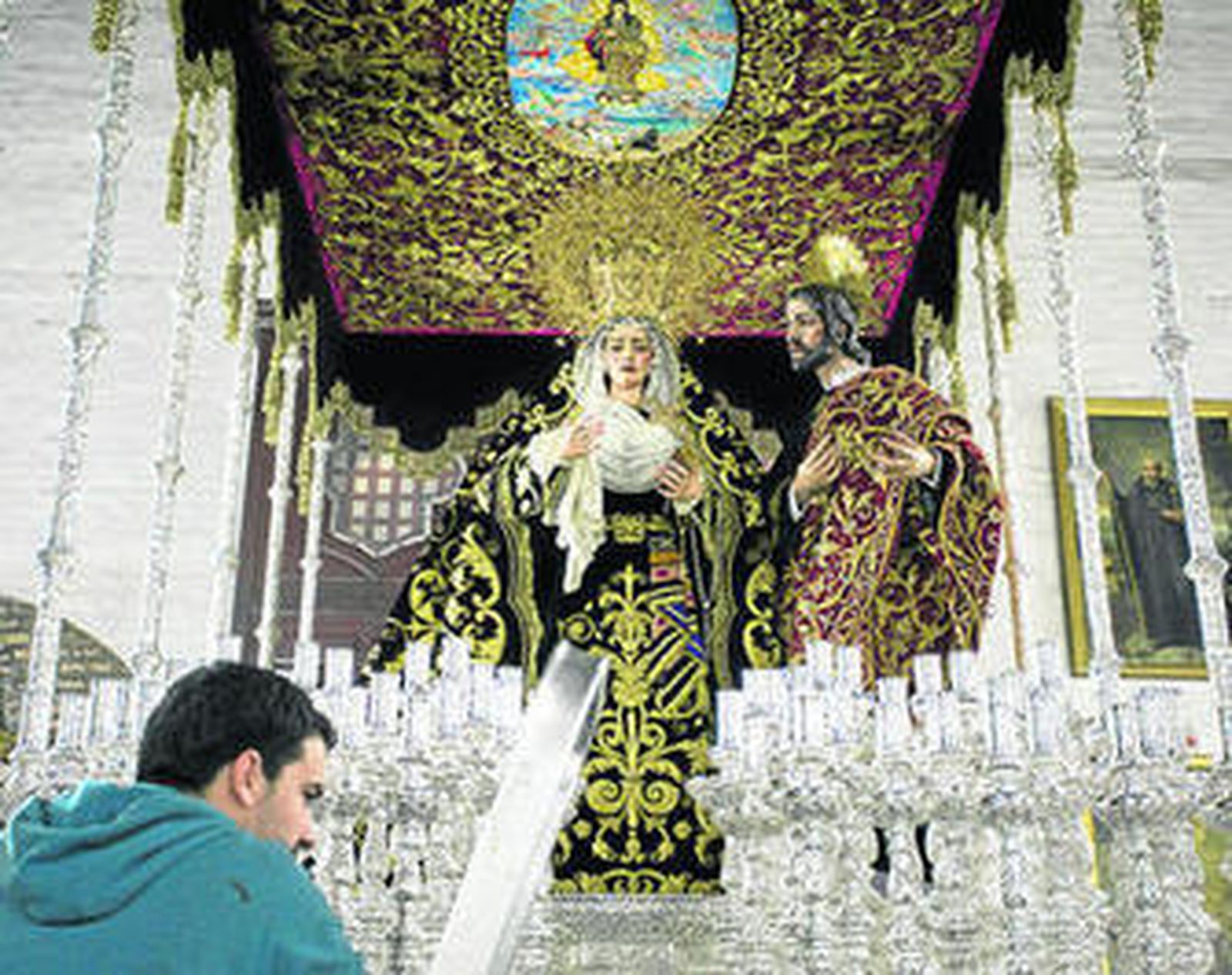 La Virgen de Gracia y Amparo en su paso de palio acompañada por San Juan.
