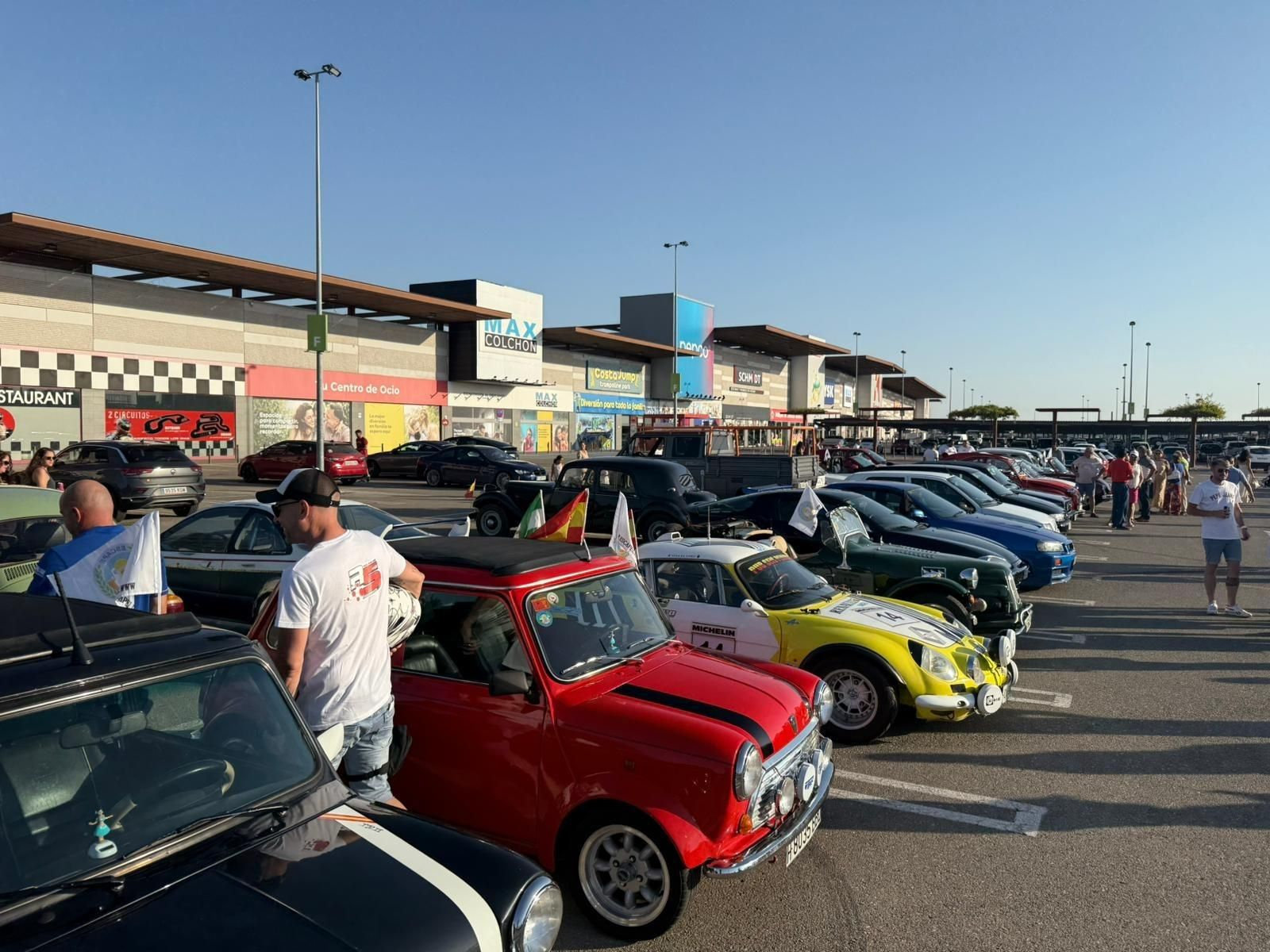 Imagen de algunos de los coches concentrados en Luz Shopping.
