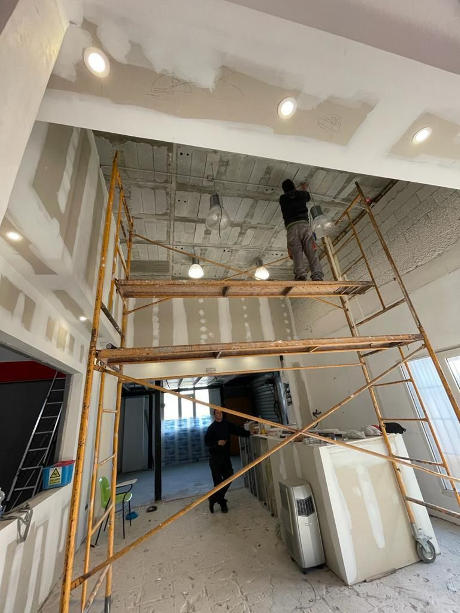 Trabajos para adecuar el nuevo espacio escénico.