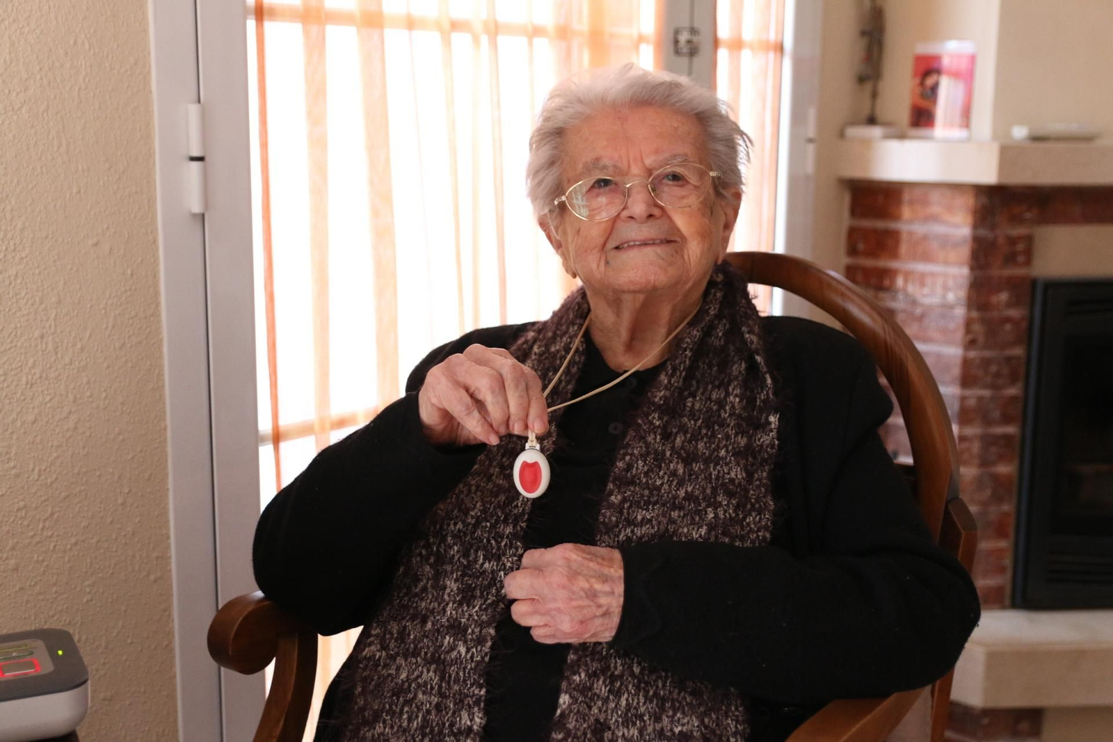 Adela García Usero es una de las usuarias más antiguas del Servicio de Teleasistencia de la Junta de Andalucía. Tiene 97 años y no se despega de su “joya”, como ella llama al botón rojo, ni siquiera para dormir