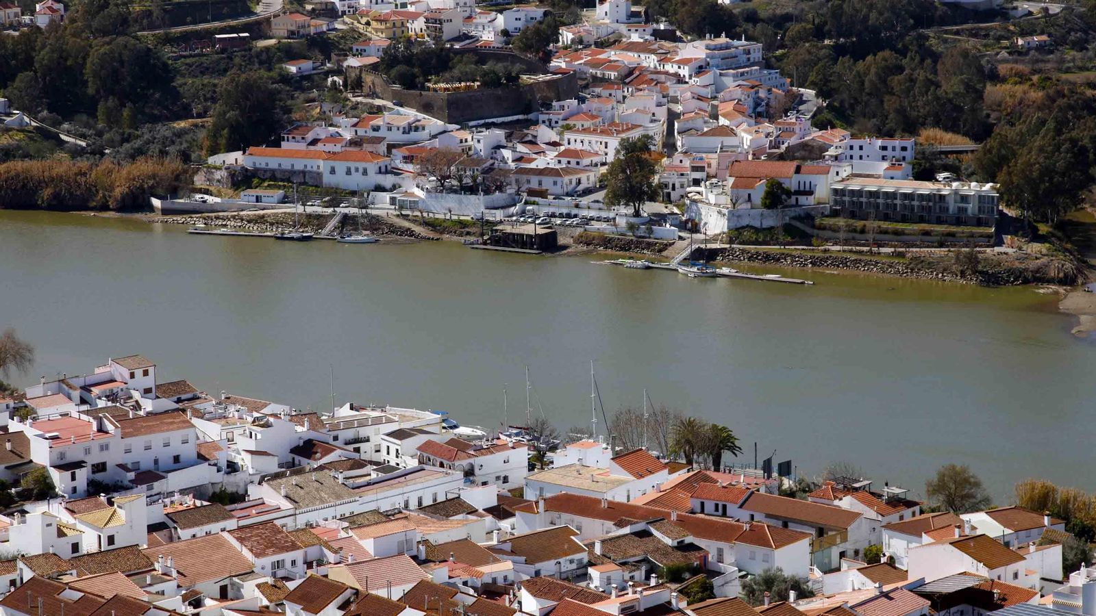 A pesar de su cercanía, 70 kilómetros de carretera separan actualmente Sanlúcar de Guadiana y Alcoutim A pesar de su cercanía, 70 kilómetros de carretera separan actualmente Sanlúcar de Guadiana y Alcoutim