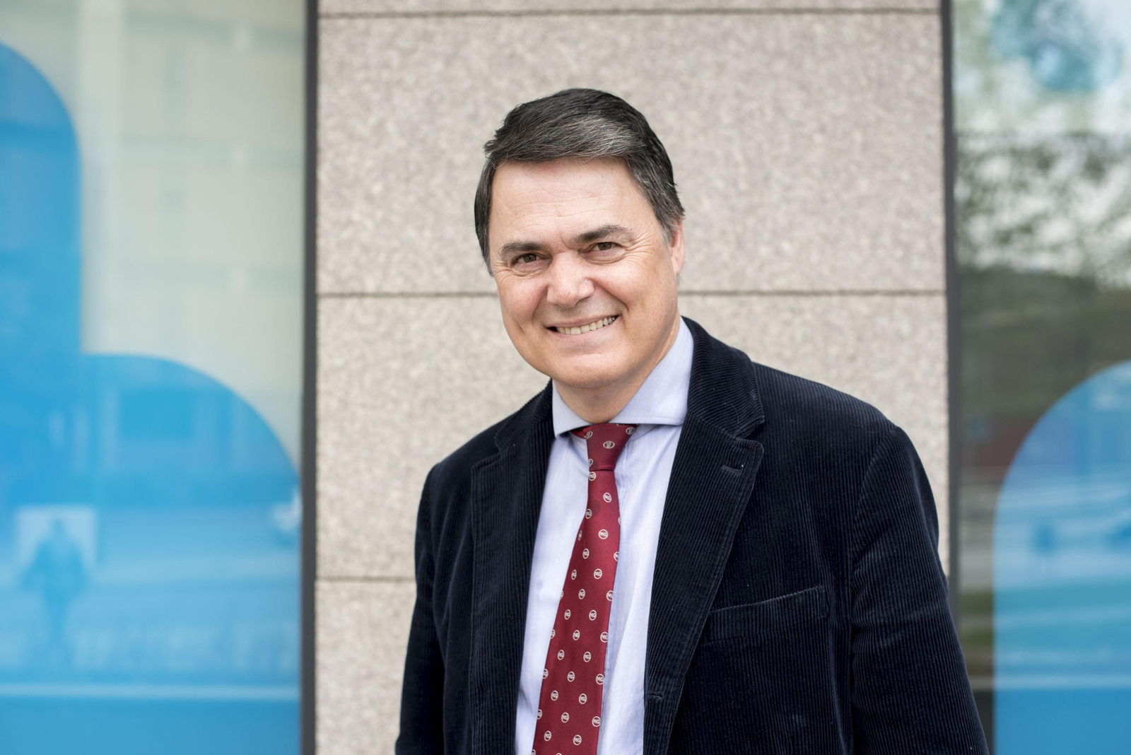 El candidato popular Carlos Rojas posa para la entrevista.