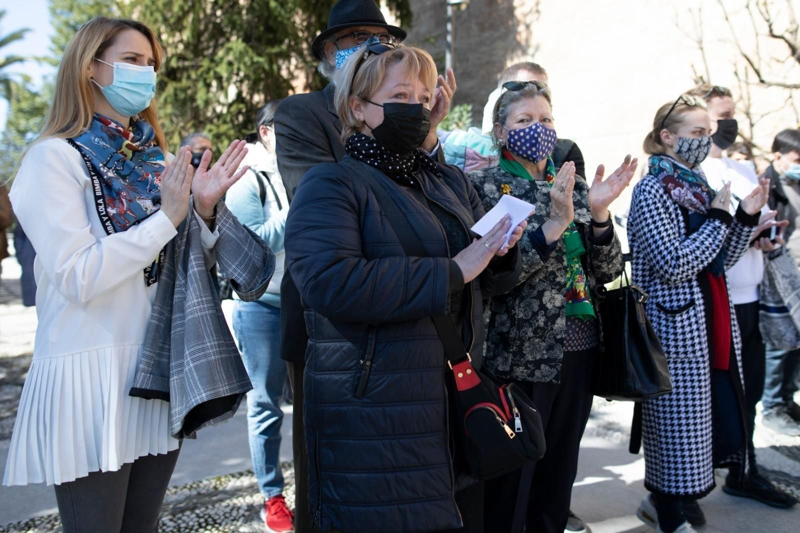 Profesores ucranianos en la lectura del manifiesto contra la guerra, al inicio del conflicto, en el Hospital Real.