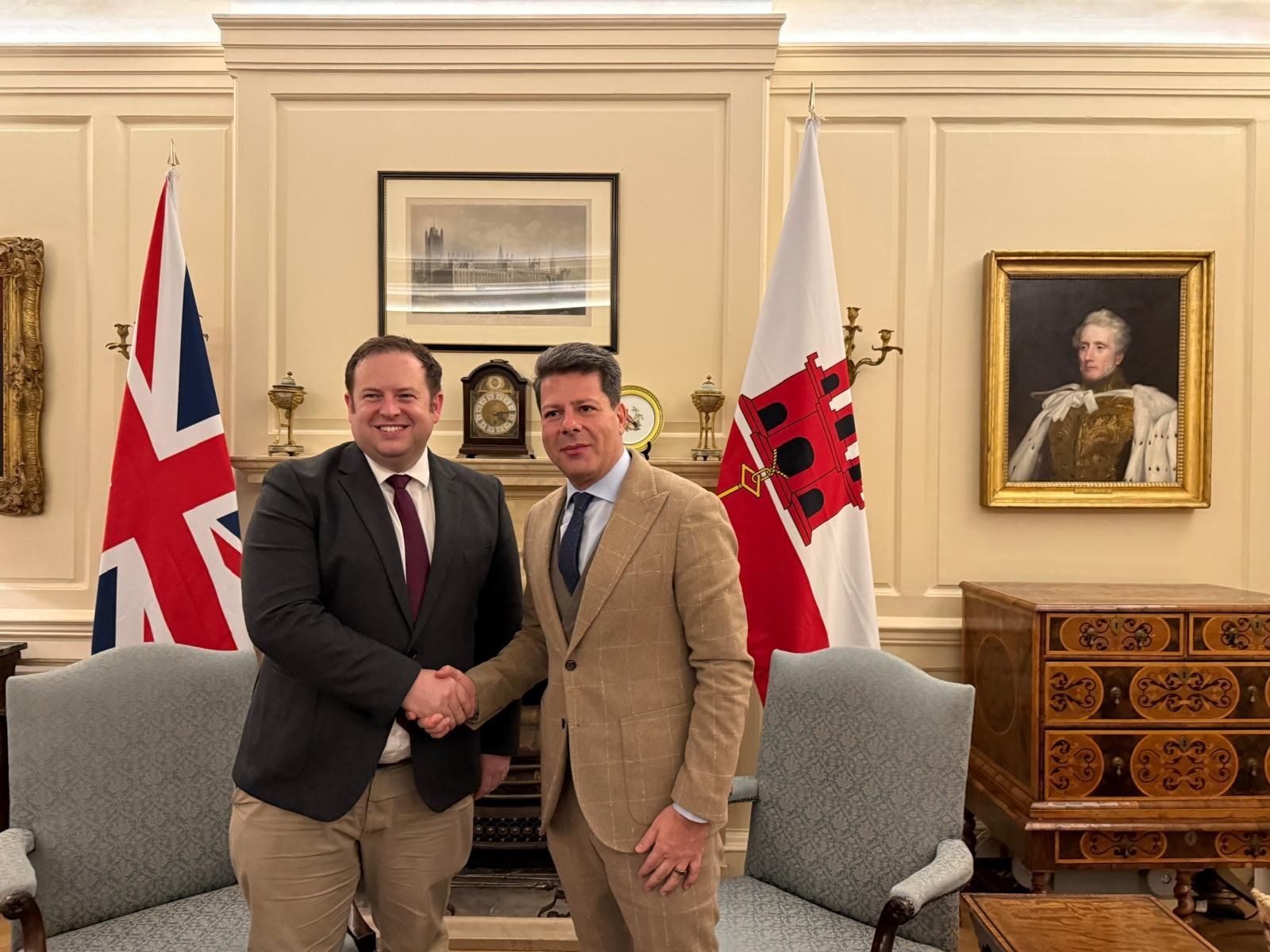 Fabian Picardo, con Stephen Doughty , ministro para Europa y responsable de los Territorios de Ultramar (2024).