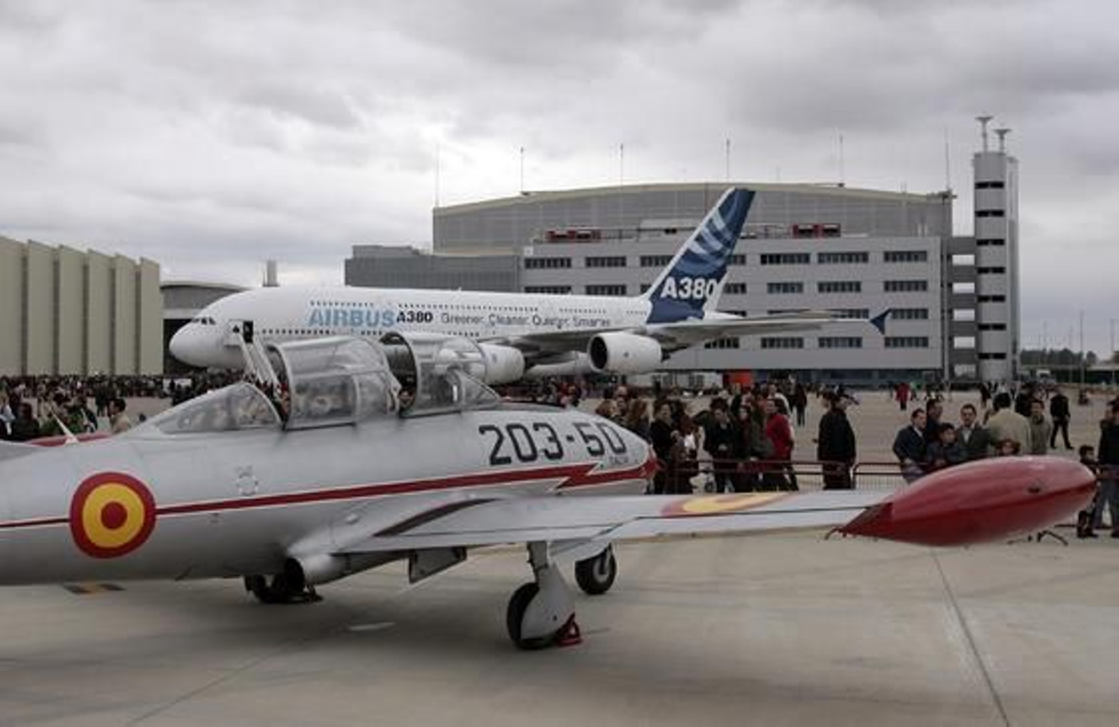 Airbus Military reunió en San Pablo y Tablada a 30.000 familiares y amigos de sus empleados en el denominado Día de la Familia, en el que visitaron las instalaciones de la empresa y diferentes aviones.

Foto: Juan Carlos Muñoz
