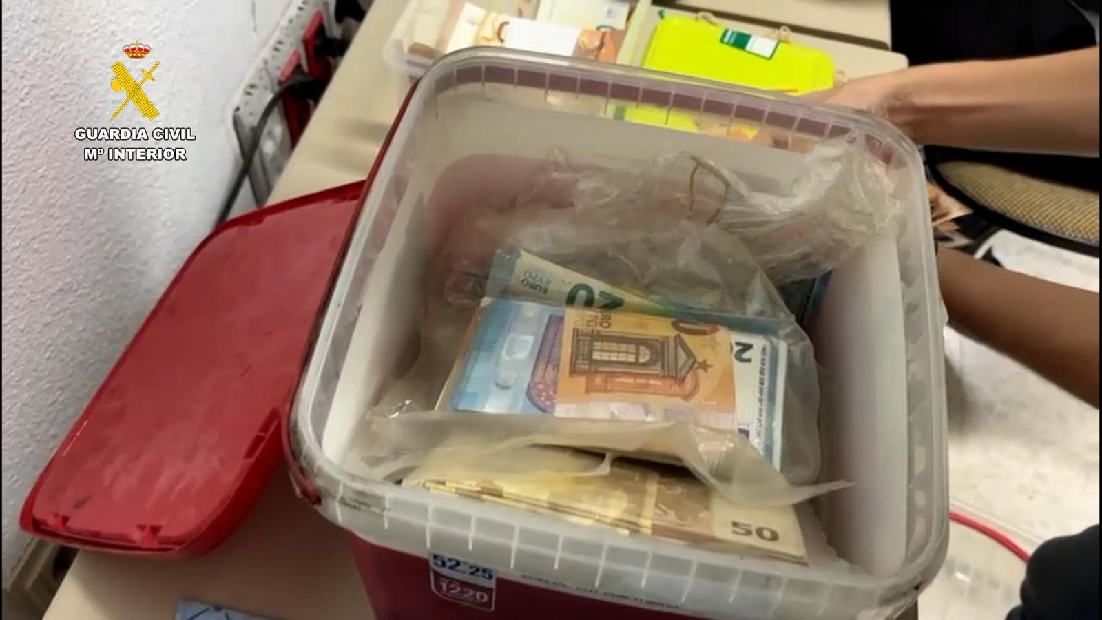 Dinero intervenido por los agentes.