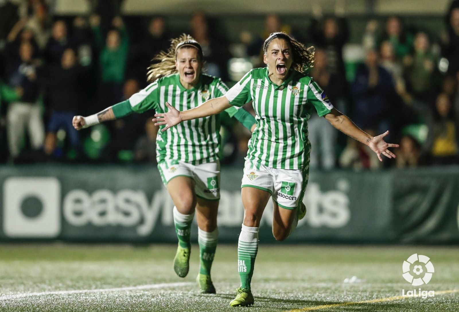 La bética Nana celebra un gol.