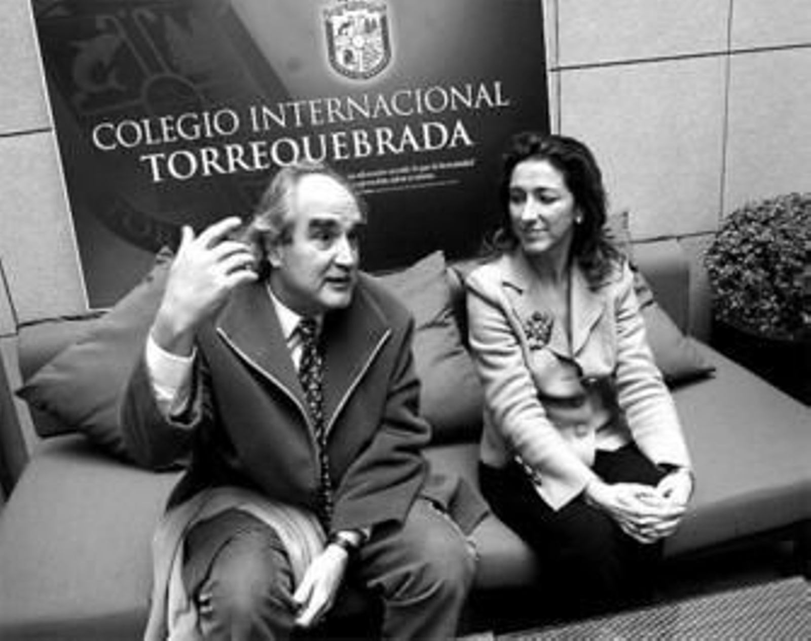 El presidente del Observatorio Europeo para la Televisión Infantil y la directora del colegio, ayer.