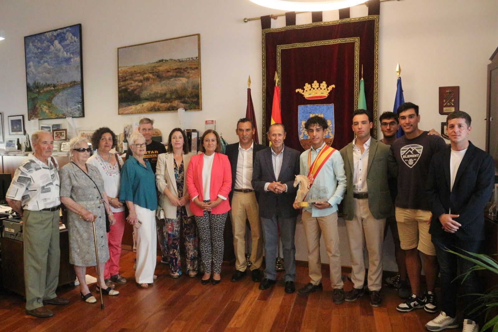 El joven y familiares, junto a José María Román y Ana González.