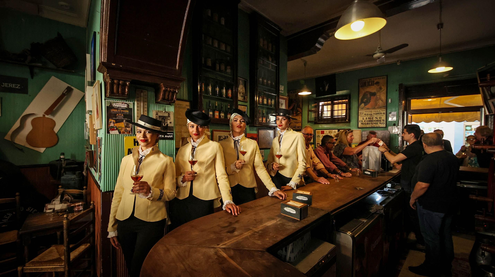 Cayetano del Pino presenta sus nuevos y elegantes uniformes