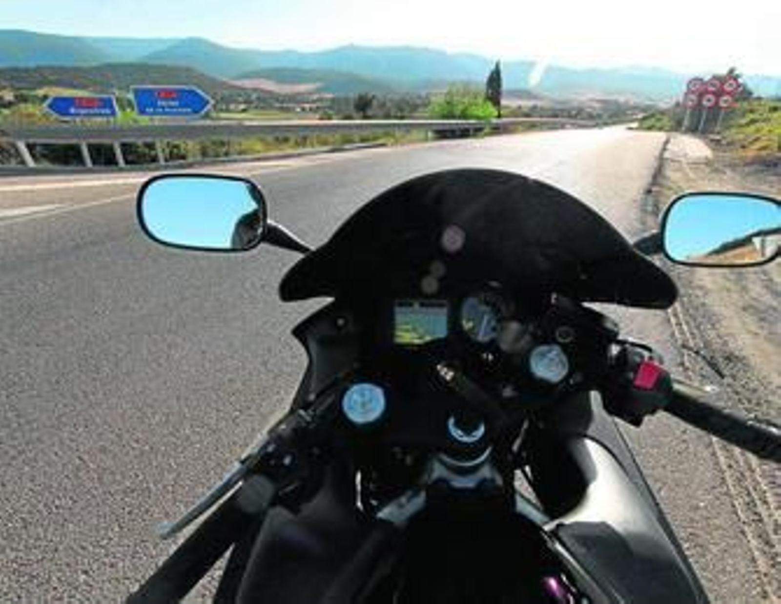 Un motorista se dispone a tomar el ramal de incorporación a la variante de Los Barrios, la A-381, a la altura del casco urbano.