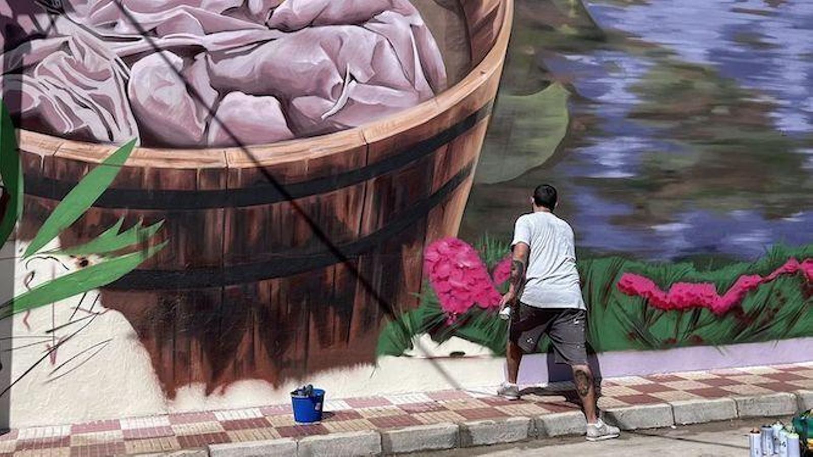 El artista finalizando su obra.