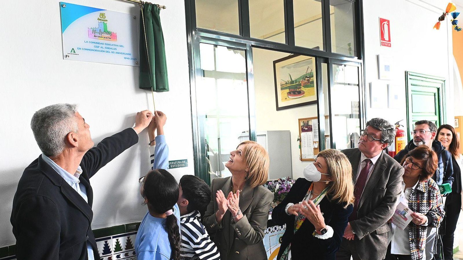 Descubriento de la placa conmemorativa, en el CEIP Al-Ándalus.