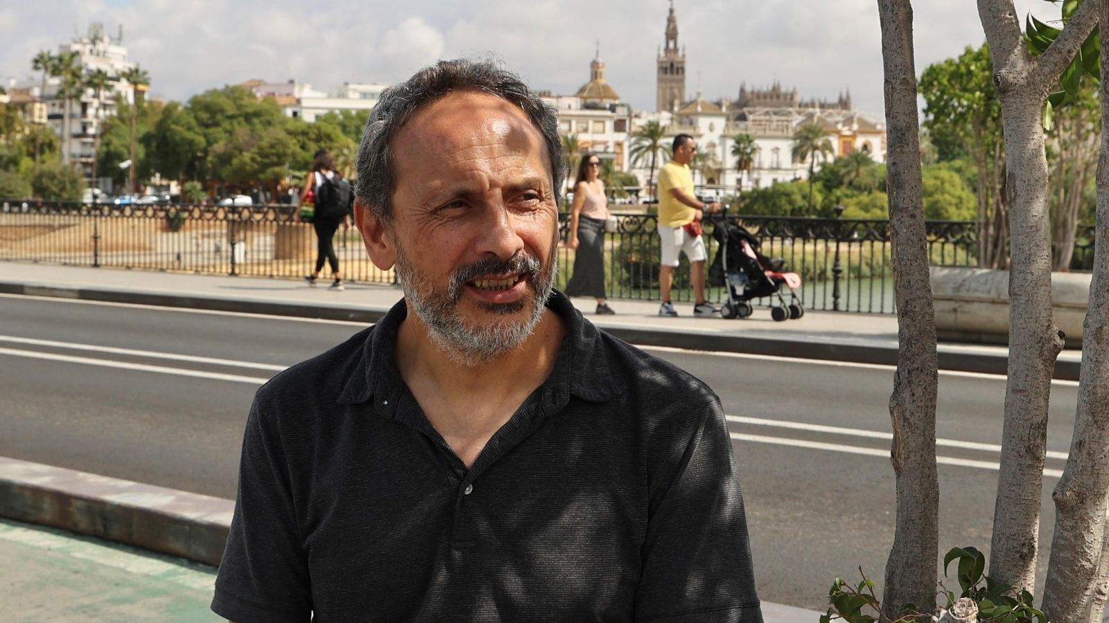 Eduardo Villalobo, en el puente de Triana, su barrio.