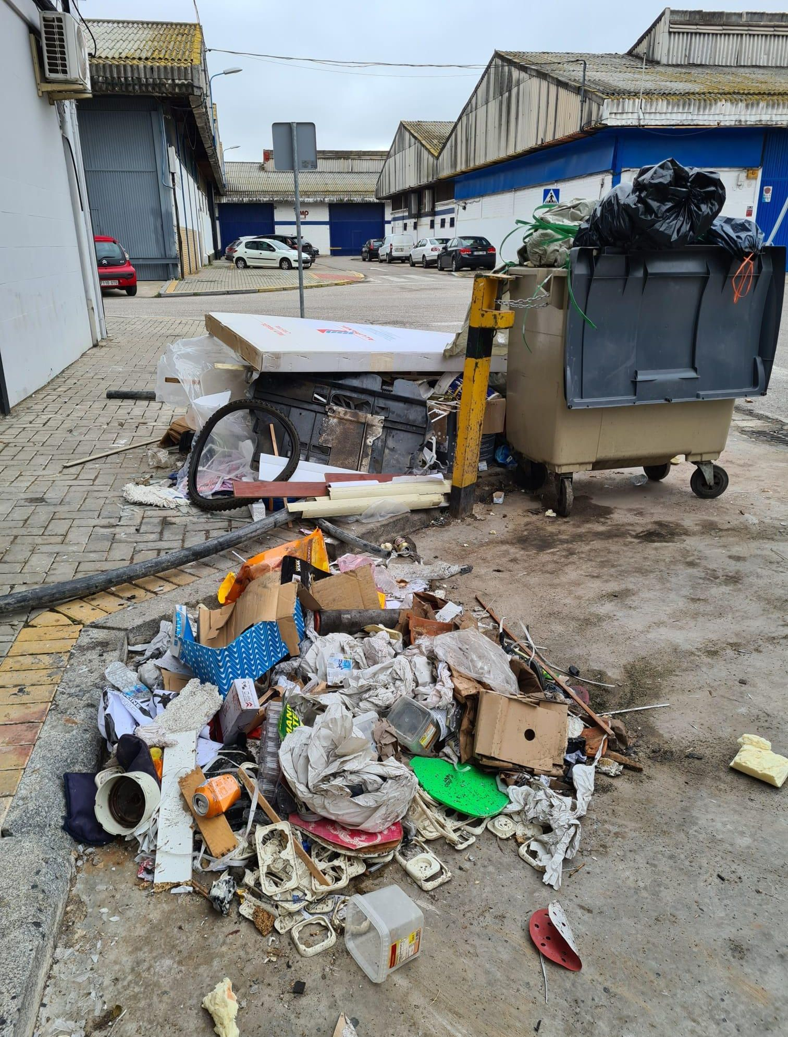 La suciedad que había en las calles de Navisa es ya historia.