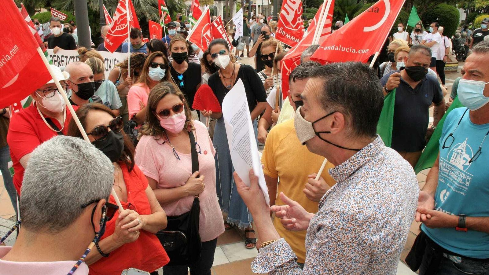 El concejal de Comercio, David Calleja, se reunió con los manifestantes.