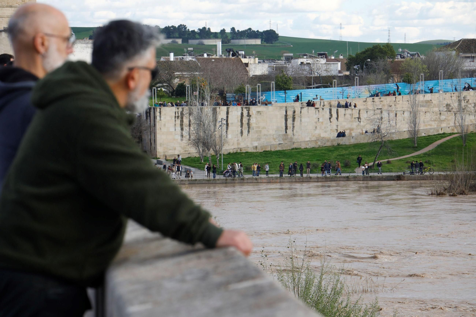 Los cordobeses se echan a la calle en un sábado soleado y sin lluvia, en imágenes