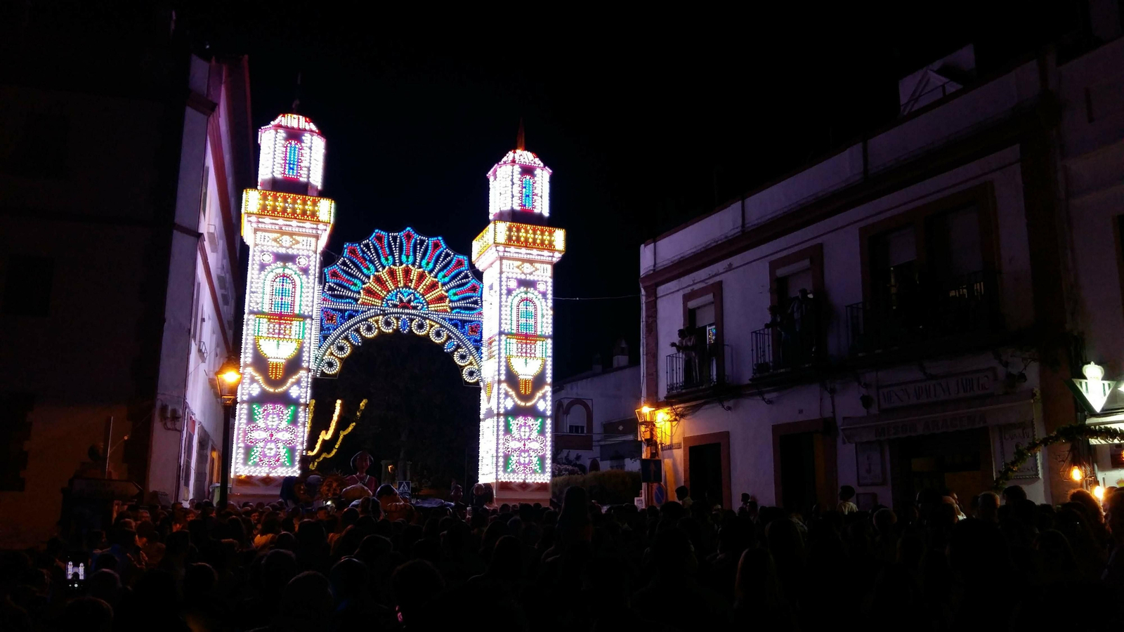 La portada del recinto ferial de Aracena da la bienvenida a vecinos y visitantes.