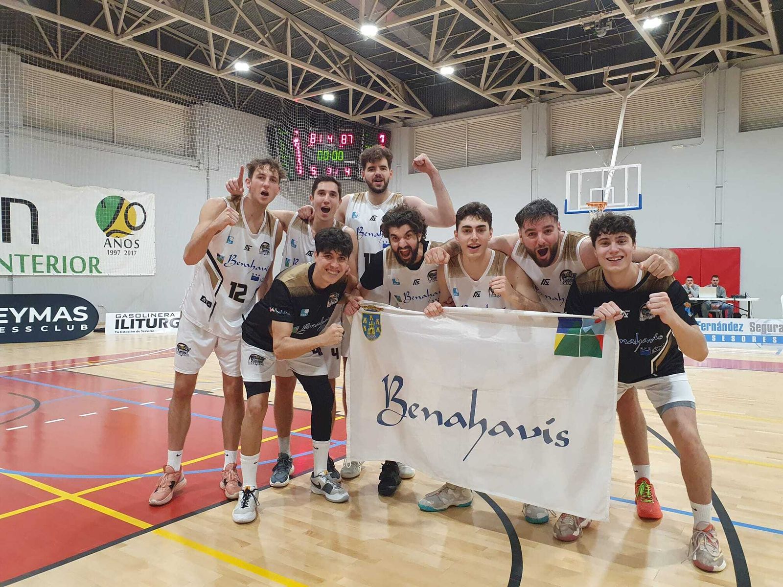 El Benahavís celebra una victoria.