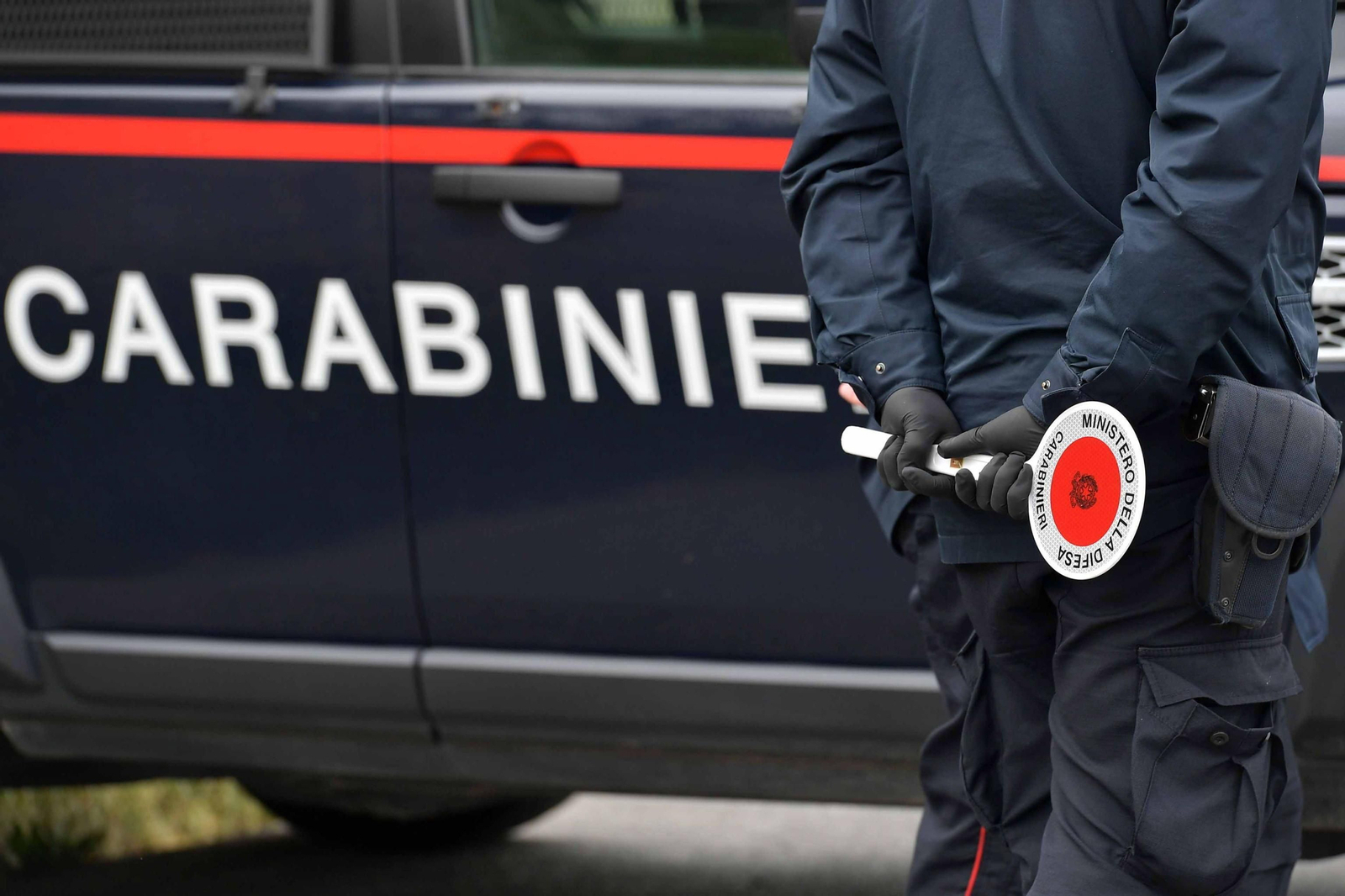 Fuerzas de seguridad italianas controlan el cumplimiento de las medidas de confinamiento.