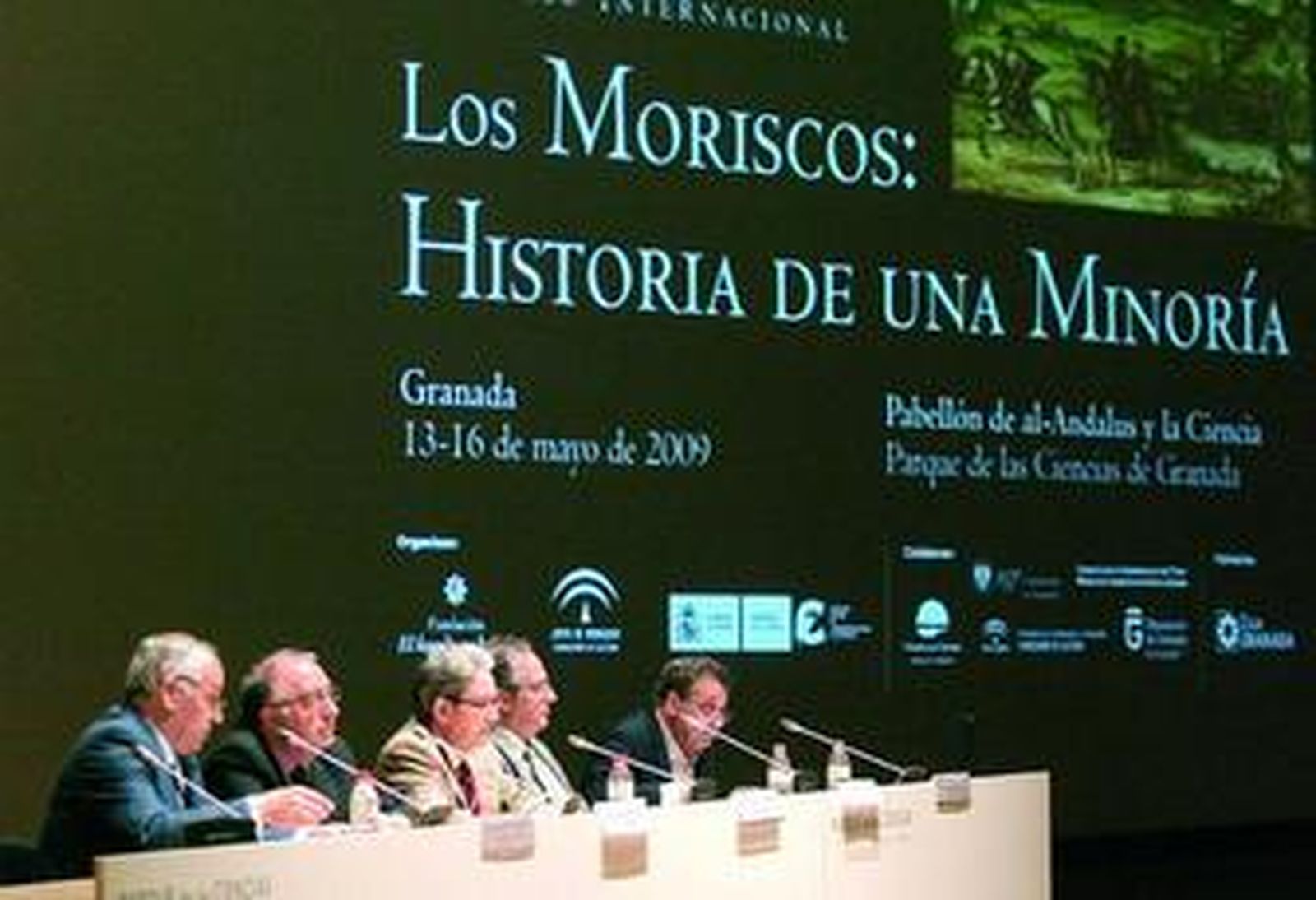 Manuel Barrios, Ricardo García Cárcel, Rafael G. Peinado, Bernard Vincent y Jerónimo Páez, en la mesa de clausura del congreso sobre los moriscos que se ha celebrado en Granada .