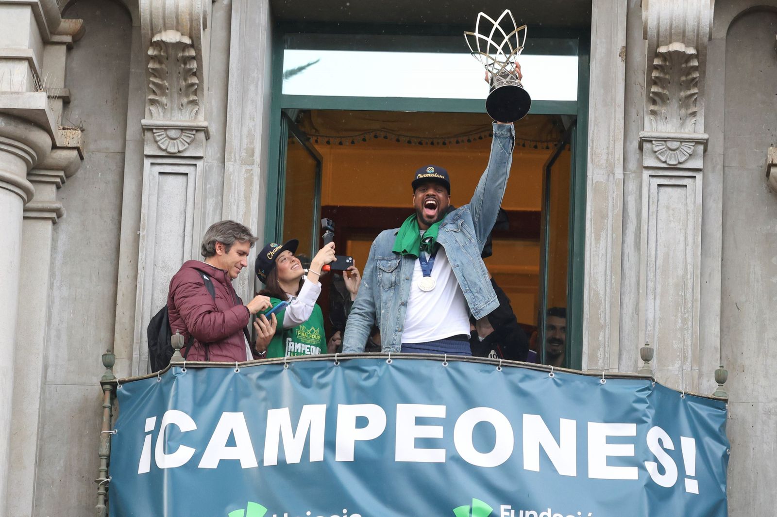 El Unicaja celebra en las calles de Málaga el título de la BCL