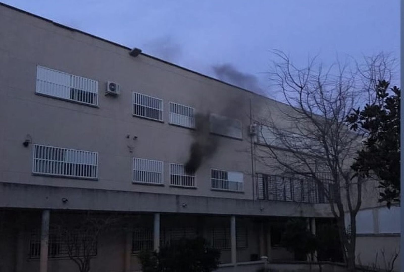 El humo saliendo de una ventana del instituto de Pinos Puente.