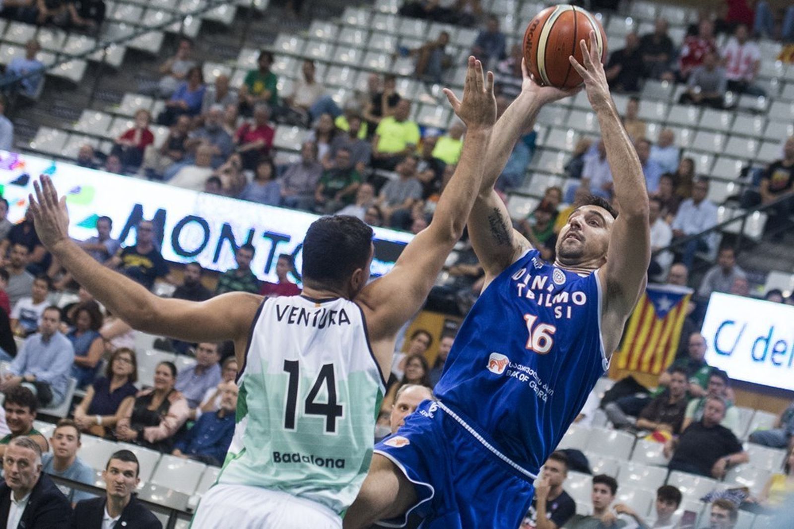 Gacesa trata de lanzar defendido por Ventura, en su duelo de previa de FIBA Champions ante el Joventut.