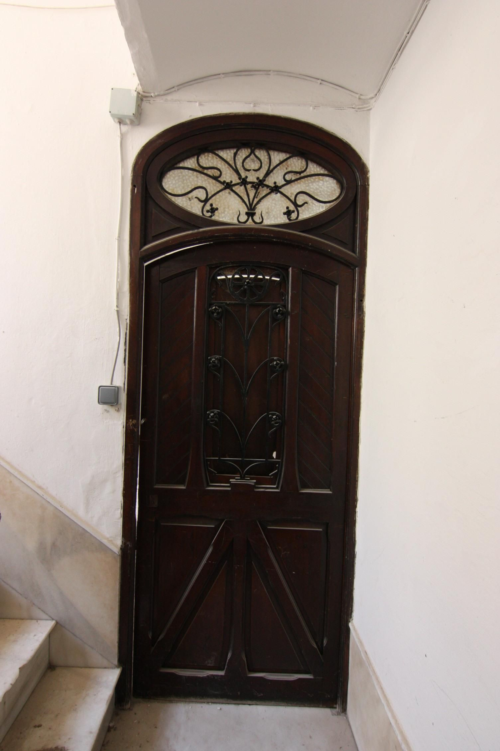 Puerta original de entrada a la vivienda en la primera planta, en perfecto estado.