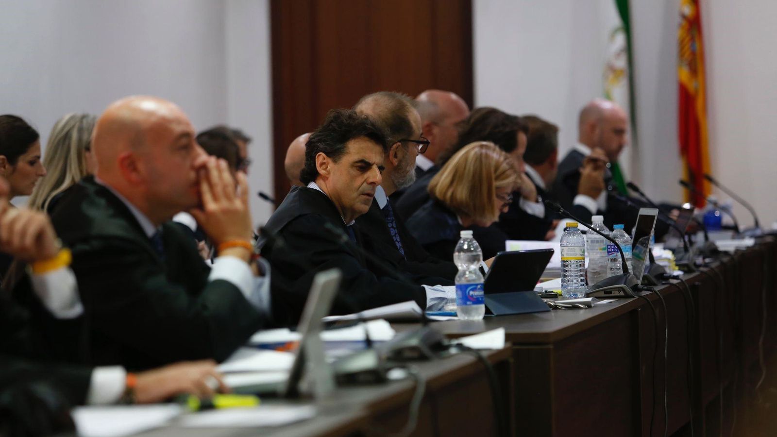 Los abogados defensores.