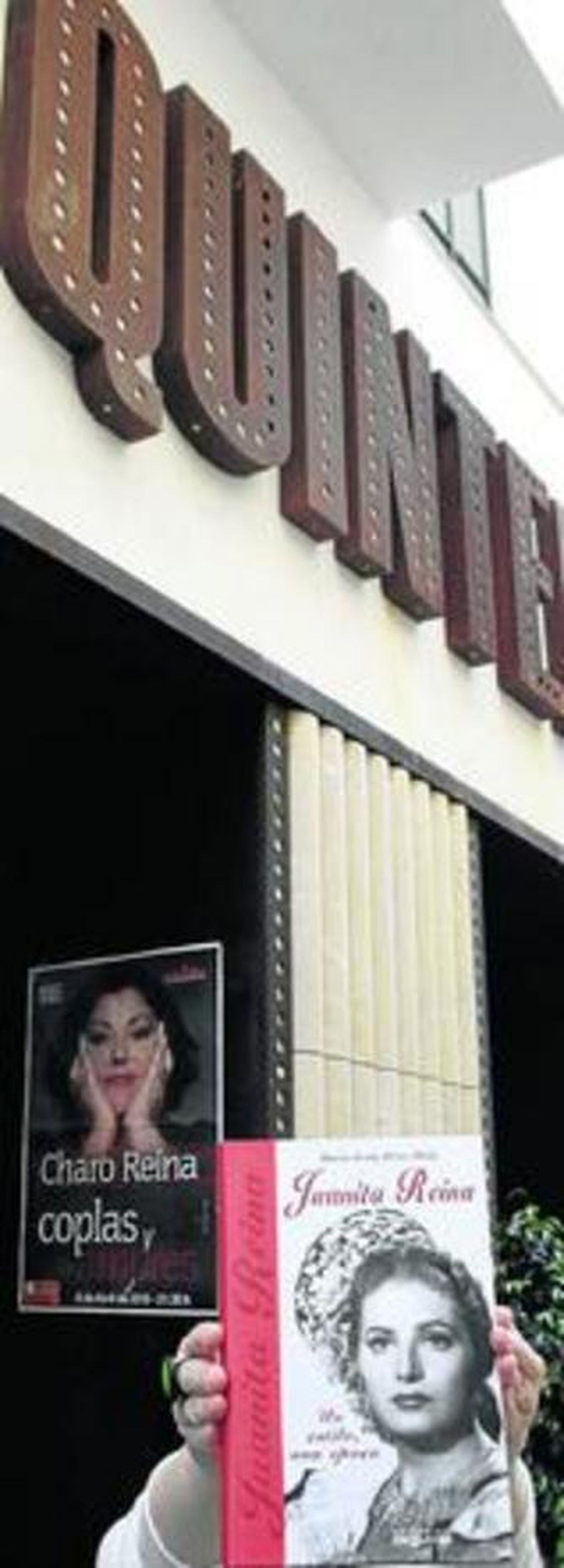 Se puede comprar el libro de Juanita Reina y ver cantar a su sobrina.