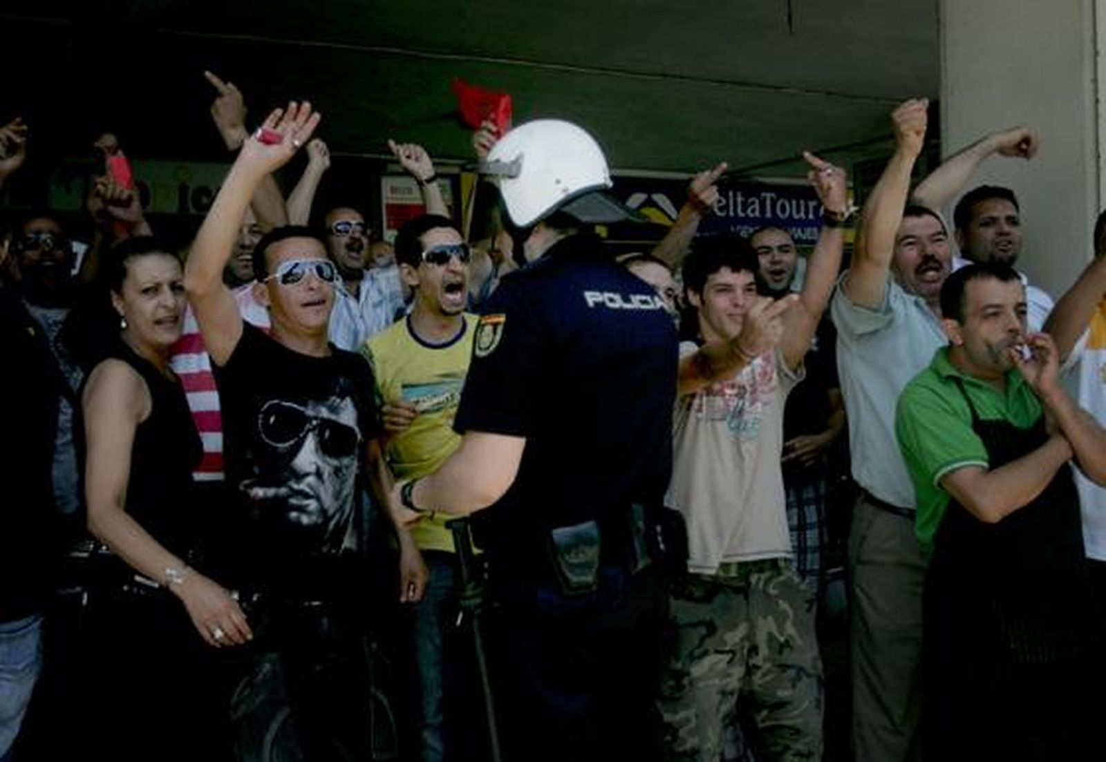 Unas 200 personas reclaman el Sahara libre antes el Consulado de Marruecos donde les responden unos 30 marroquíes gritando y besando la bandera de su país./Fotos:J.M.Quiñones

Foto: J.M.Q.