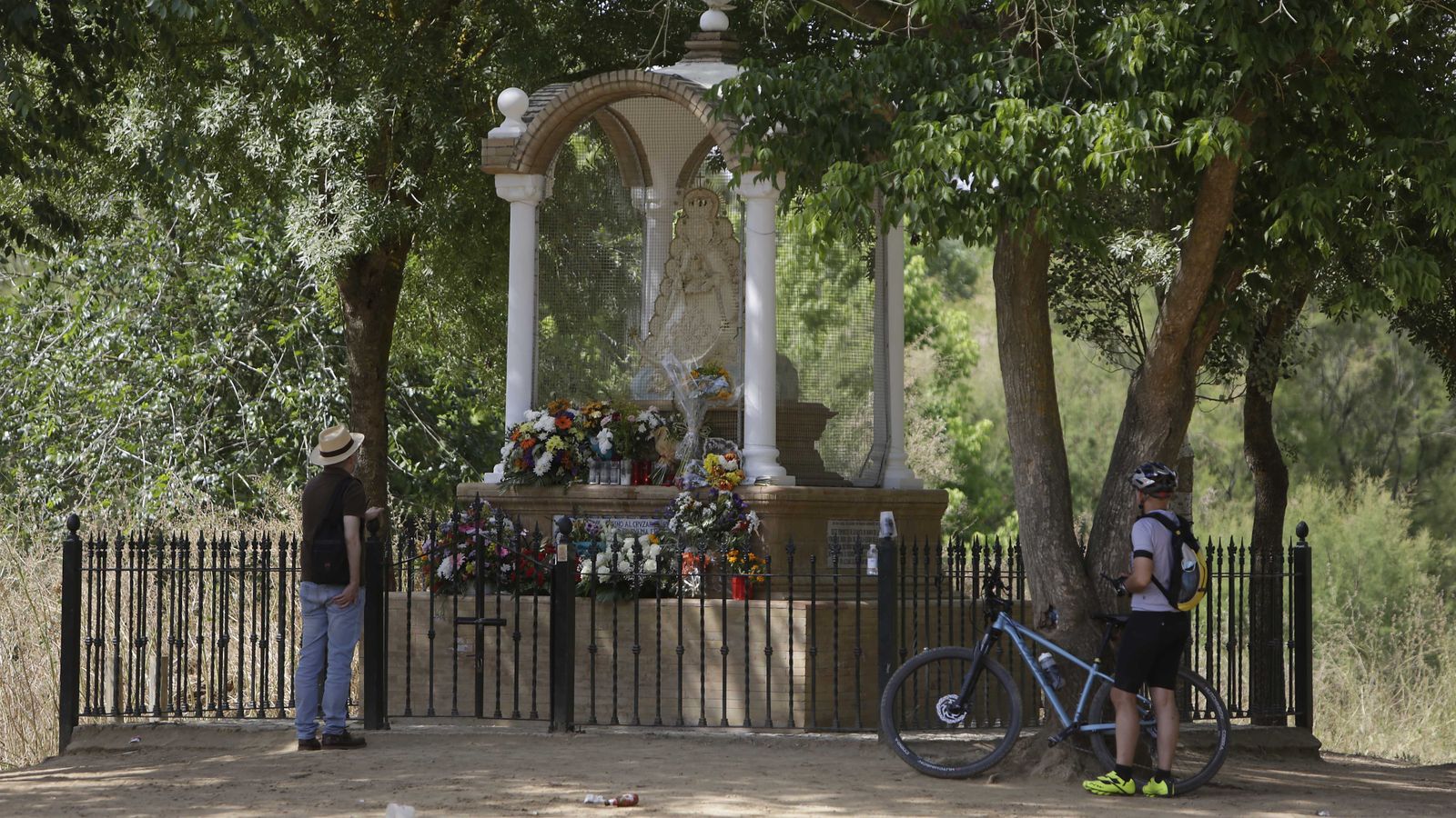 Imágenes de un viernes de Rocío sin romería