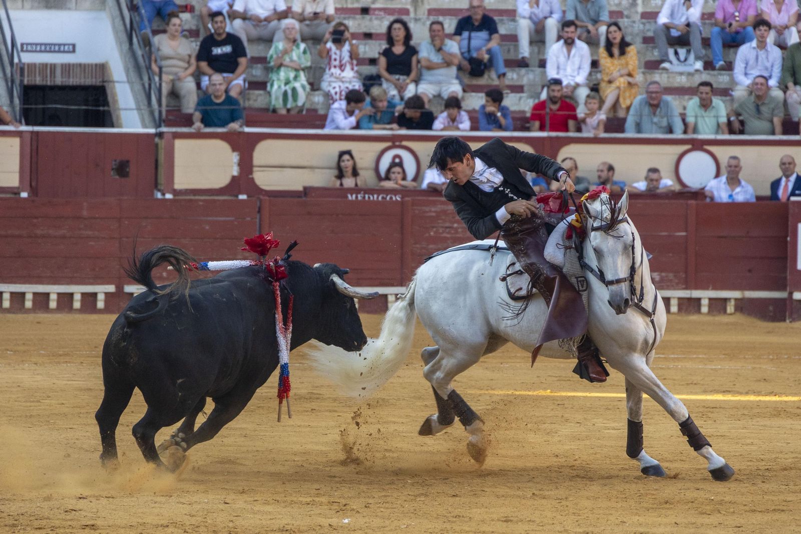 Las imágenes de la corrida de toros en El Puerto: puerta grande para Talavante
