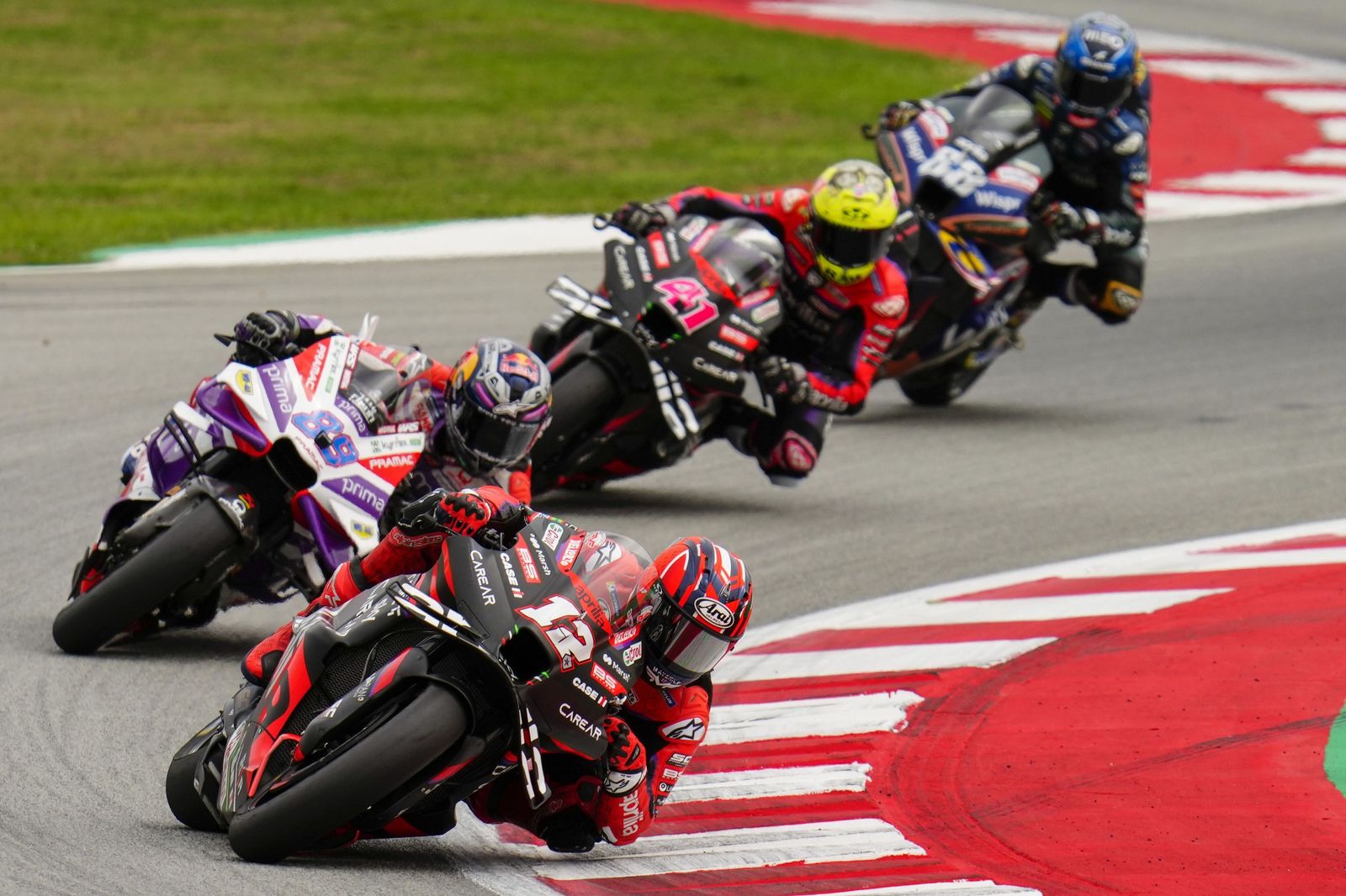 Las cariñosas fotos de Piqué, Clara Chía en el Mundial de Motos en Montmeló