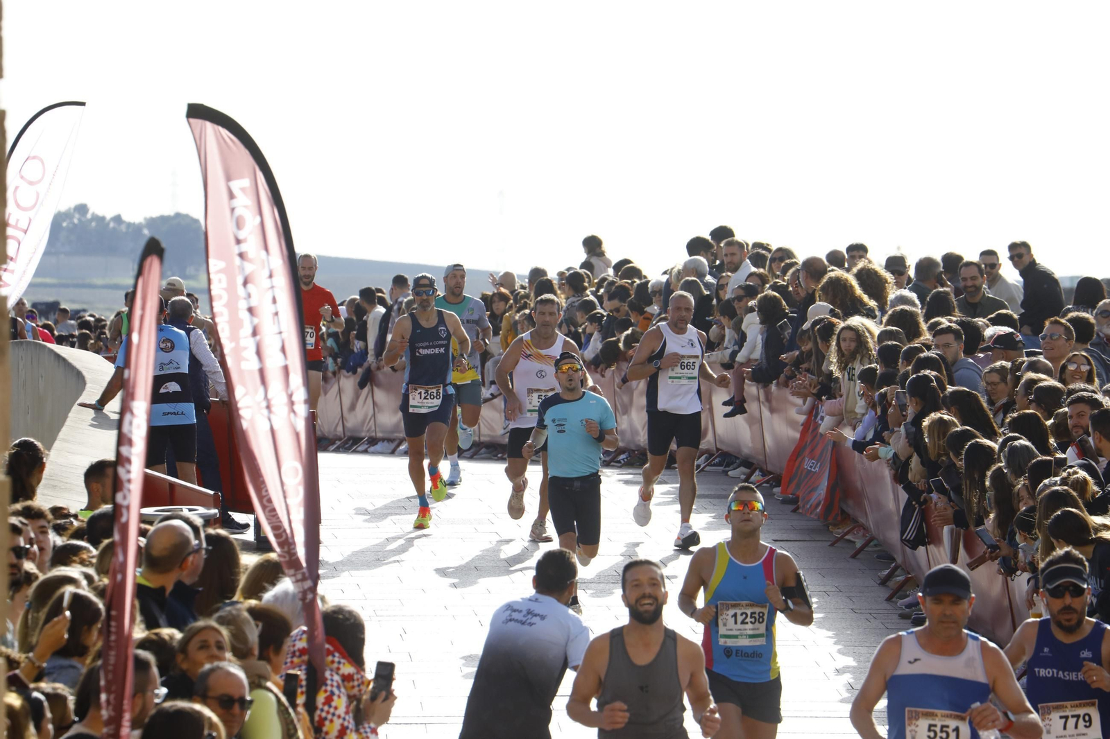 La gloria de cruzar la Puerta del Puente: las fotos de la línea de meta de la Media Maratón de Córdoba 2024