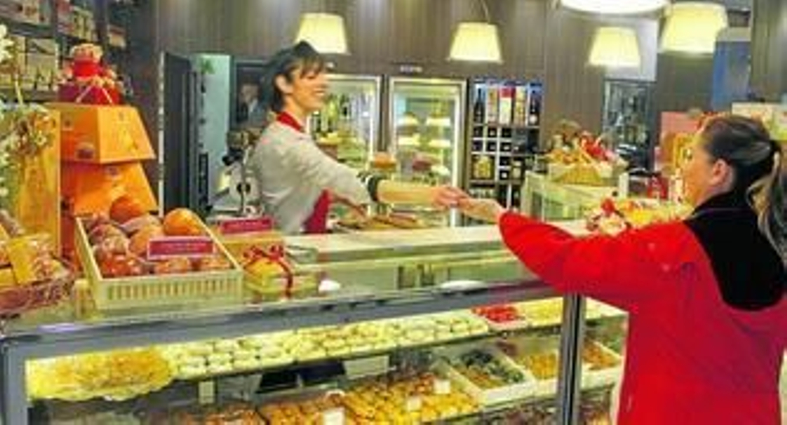 Una de las trabajadoras de la confitería despacha a una clienta.